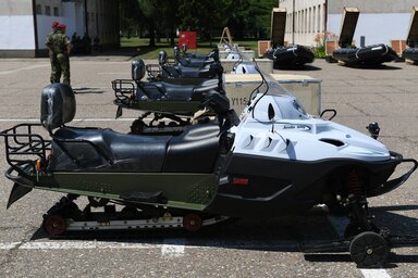 Kína egyebek között öt motoros szánkót is adományozott a szerb hadseregnek (Fotó: Beta)