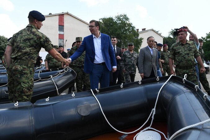 Aleksandar Vučić köztársasági elnök, Li Mancsang, Kína szerbiai nagykövete és Zoran Đorđević védelmi miniszter tartott szemlét (Fotó: Beta)
