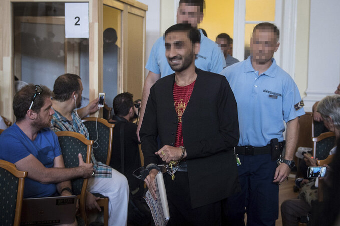 Több vádlott mosolyogva érkezett a tárgyalóterembe (Fotó: MTI)