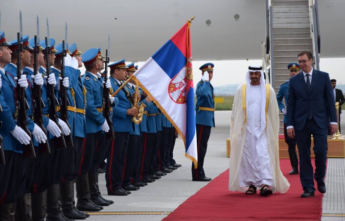 Mohammed bin Zajed sejk, az Egyesült Arab Emírségek trónörököse érkezett meg elsőként még szerdán (Fotó: Beta)