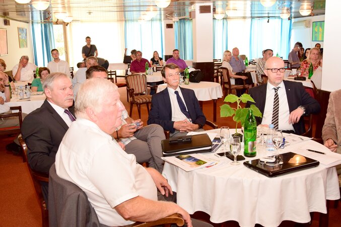 Önkormányzati képviselők, gazdasági és vízgazdálkodási vállalatok vezetői, üzletemberek voltak jelen (Fotó: Puskás Károly) Önkormányzati képviselők, gazdasági és vízgazdálkodási vállalatok vezetői, üzletemberek voltak jelen (Fotó: Puskás Károly)