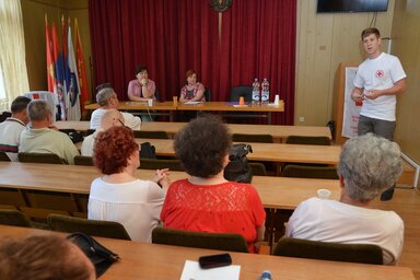 Fontányi Andor tart előadást az idősek bántalmazásáról (Fotó: Lakatos János)