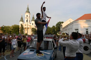 A két fiatal egy 27 éves Yugo személygépkocsival vágott neki a 20 ezer kilométeres útnak (Fotó: Fehér Rózsa)