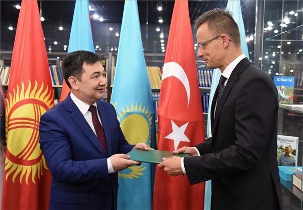 Darhan Kidirali, a Nemzetközi Türk Akadémia elnöke és Szijjártó Péter (Fotó: MTI)