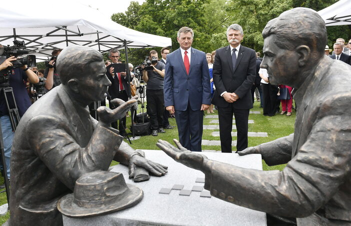 Marek Kuchcinski és Kövér László a szobor avatásán (Fotó: MTI)