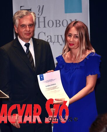 Dr. Svetlana Mihić segédtitkár, egyetemi tanár átveszi dr. Dušan Nikolićtól azt a köszönőlevelet, amelyet az Újvidéki Egyetem a Tartományi Felsőoktatási és Kutatásügyi Titkárságnak adományozott Dr. Svetlana Mihić segédtitkár, egyetemi tanár átveszi dr. Dušan Nikolićtól azt a köszönőlevelet, amelyet az Újvidéki Egyetem a Tartományi Felsőoktatási és Kutatásügyi Titkárságnak adományozott
