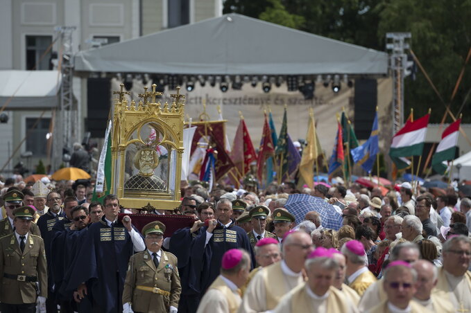 A Szent László-hermát körmenetben vitték végig a győri belvároson (Fotó: MTI)