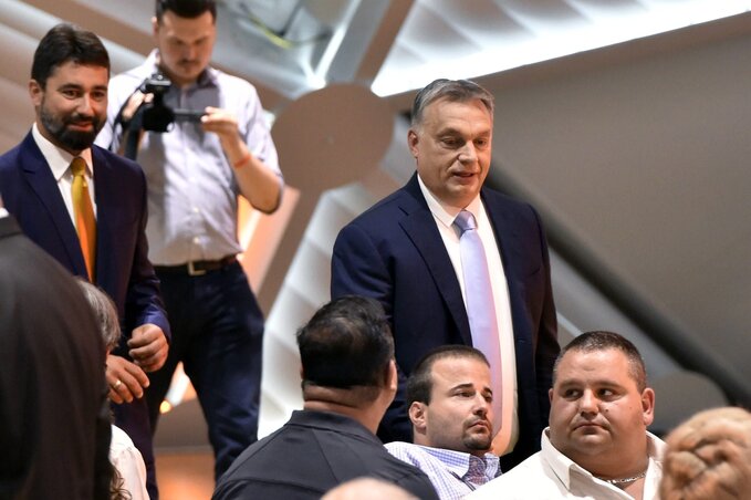 Orbán Viktor érkezik a Fidesz-frakció nemzeti konzultációt kísérő országjáró rendezvénysorozatának záróeseményére (Fotó: MTI)