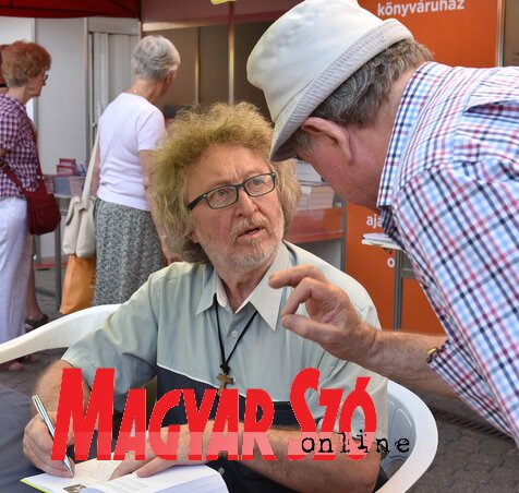 Zalán Tibor dedikál (Ótos András felvétele) Zalán Tibor dedikál (Ótos András felvétele)