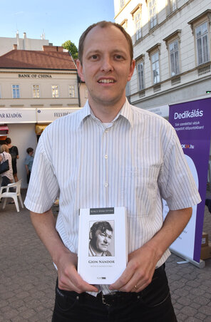 Kurcz Ádám István Gion Nándor művei és műhelytitkai című könyvheti kiadványát tartja kezében (Ótos András felvétele)