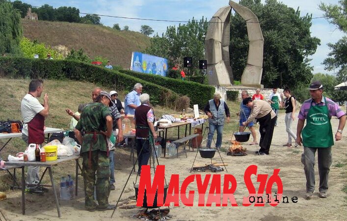 Magyaros ételeket főztek a Tisza partján Magyaros ételeket főztek a Tisza partján