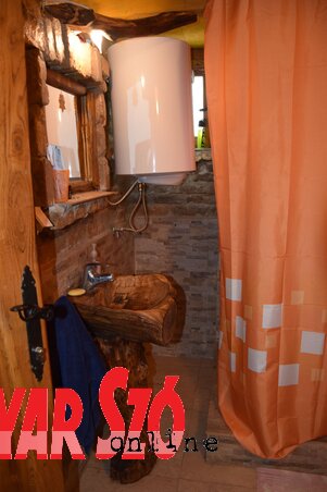 Meleg víz, elvezető cső – minden van, ami fürdőszobához kell, csak épp valami kerámia helyett fából Meleg víz, elvezető cső – minden van, ami fürdőszobához kell, csak épp valami kerámia helyett fából