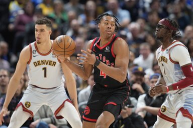 A szezonközi denveri erősítés, Reggie Jackson (jobbról) őrzi a tehetséges másodéves torontói Scottie Barnest (Fotó: Beta/AP)