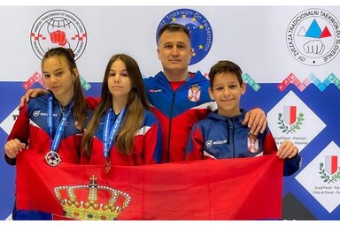 Marinko Stojaković edző a Bajsai Taekwondoklub eredményes sportolóival a horvátországi Európa-bajnokságon