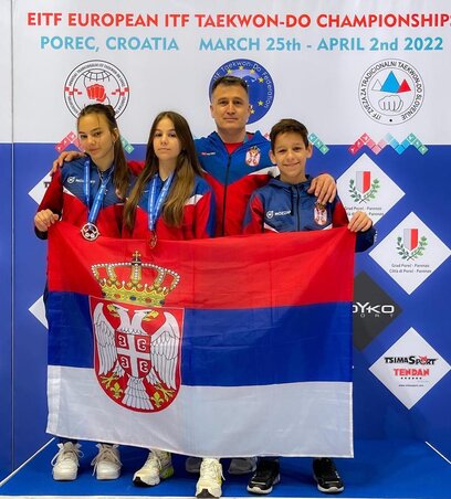 Marinko Stojaković edző a Bajsai Taekwondoklub eredményes sportolóival a horvátországi Európa-bajnokságon