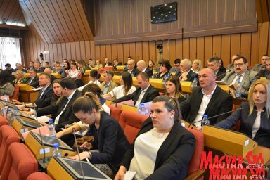 Először használnak táblagépet a városi képviselők az ülésen (Dávid Csilla felvétele)