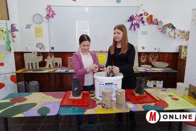 Papírbrikettet készítenek a tanulók (Kancsár Izabella felvétele)