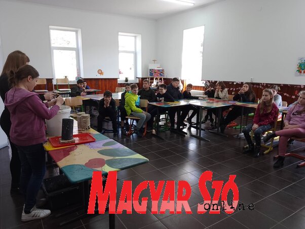 Műhelymunkán a diákok (Kancsár Izabella felvétele) Műhelymunkán a diákok (Kancsár Izabella felvétele)