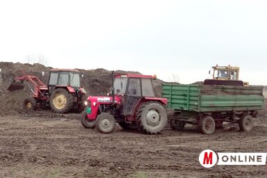 A termelők reggeltől késő délutánig dolgoztak az útjavításon Kispiacon (Fotó: Jenei Klementina)
