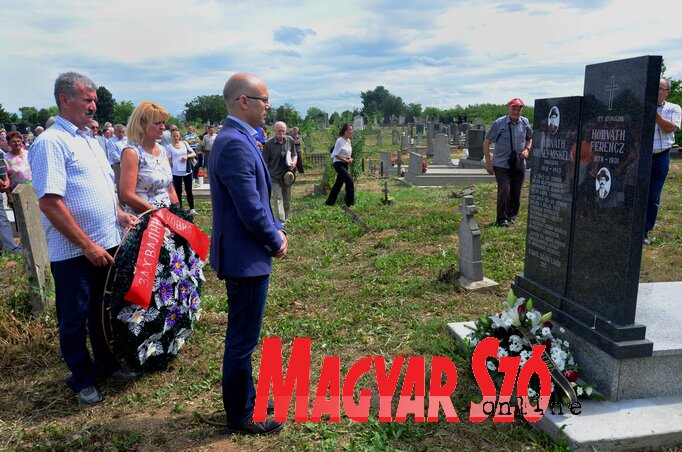 Miloš Vučević Újvidék polgármestere és a kaboli helyi közösség tanácsának képviselői a kegyeletadáson (Kép: Dávid Csilla) Miloš Vučević Újvidék polgármestere és a kaboli helyi közösség tanácsának képviselői a kegyeletadáson (Kép: Dávid Csilla)
