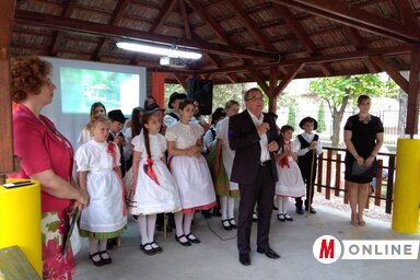 Nyilas Mihály gratulált az iskolának, a falunak (fotó: Csincsik Zsolt)