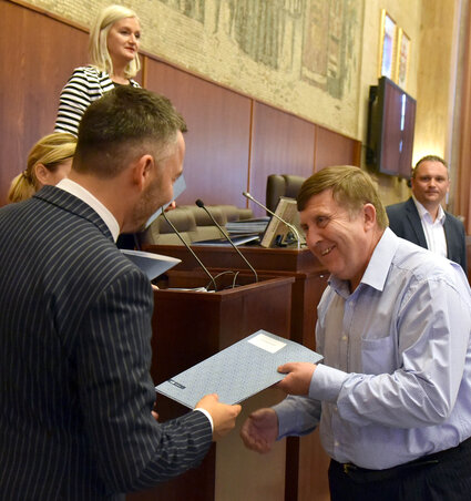 Dr. Ricz György átveszi a támogatásról szóló szerződést (Fotó: Ótos András)