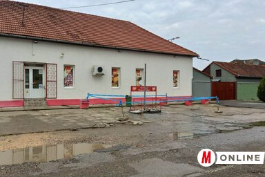 A bolt előtt található kiszáradt artézi kút, amiből most folyik a víz (Fotó: Kancsár Izabella felvétele)