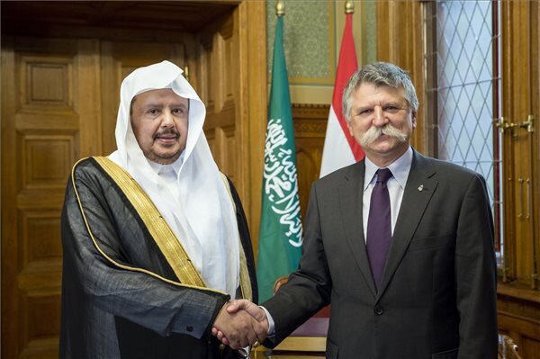Kövér László, az Országgyűlés elnöke fogadja Abdalláh bin Mohamed bin Ibrahim es-Sejket, a szaúdi Súra Tanács elnökét (fotó: MTI)