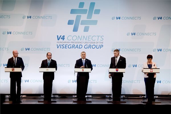 Abdel-Fattáh esz-Szíszi egyiptomi elnök (balról a második), valamint Bohuslav Sobotka (balról az első) cseh, Orbán Viktor magyar, Robert Fico szlovák és Beata Szydlo lengyel miniszterelnök (Fotó: MTI)