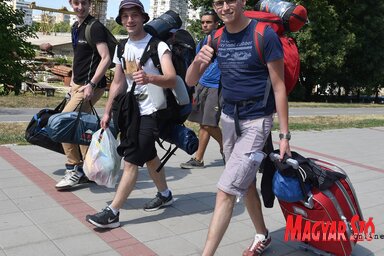 Érkeznek az EXIT táborlakók (Ótos András felvétele)