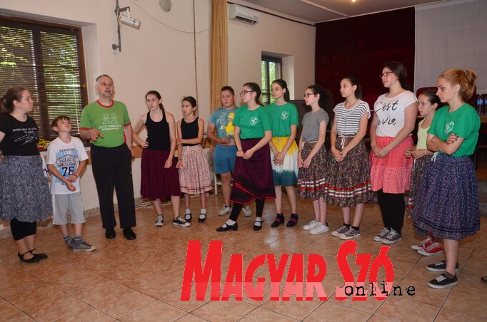 Kiss Zsélykó koreográfus, továbbá Raffai Anikó és Milánovity Sándor oktatók széki táncokat dolgoztak fel a gyerekekkel