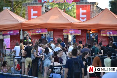 Tömeg a bejáratnál (Ótos András felvétele)