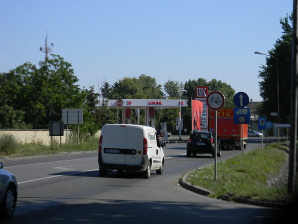 Ebben a kereszteződésben sok a tábla és a lámpa (Fotó: Fehér Rózsa)