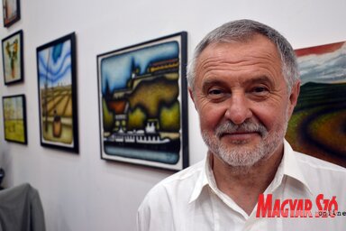 Fenesi Péter olajfestményei előtt (Dávid Csilla felvétele)
