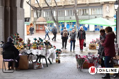 A Városházánál is várják a vásárlókat a virágárusok