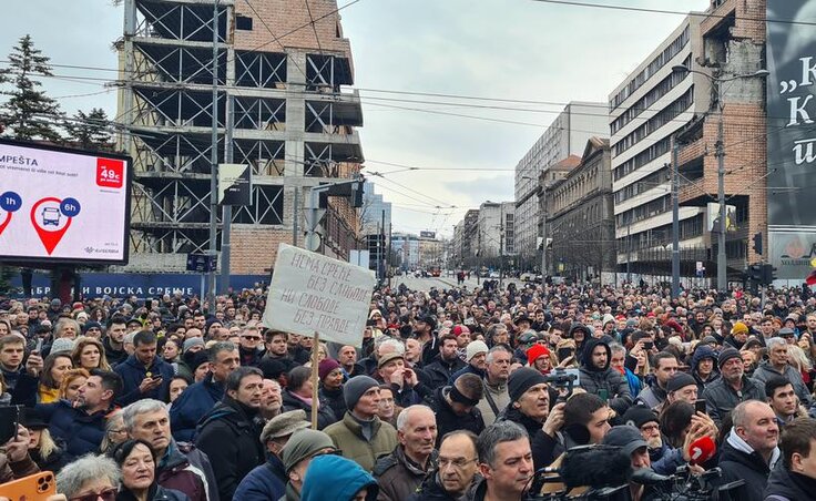 Szerbia nem Románia – Tüntetés az áthelyezett ügyészhelyettesek támogatására (Fotó: Insajder)