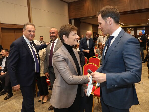 Pillanatkép a panelbeszélgetések szünetében: Aleksandar Vlahović, Ana Brnabić és Siniša Mali (Fotó: Beta) Pillanatkép a panelbeszélgetések szünetében: Aleksandar Vlahović, Ana Brnabić és Siniša Mali (Fotó: Beta)