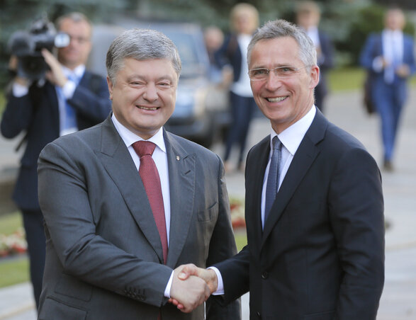 Petro Porosenko ukrán elnök és Jens Stoltenberg NATO-főtitkár (Fotó: Beta/AP)