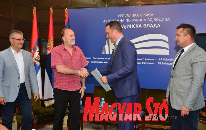 Ognjen Bjelić átnyújtja a szerződést a nyertes pályázónak (Fotó: Dávid Csilla)