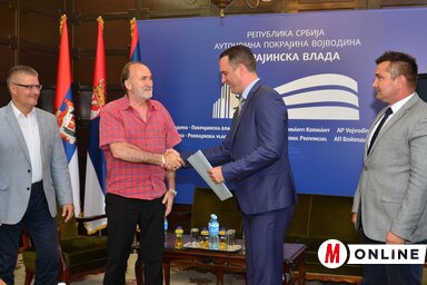 Ognjen Bjelić átnyújtja a szerződést a nyertes pályázónak (Fotó: Dávid Csilla)