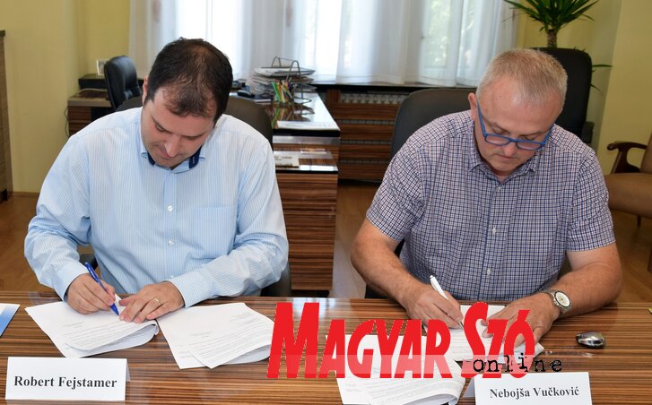 Fejsztámer Róbert és Nebojša Vučković aláírja a szerződést (Puskás Károly felvétele)