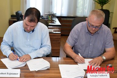 Fejsztámer Róbert és Nebojša Vučković aláírja a szerződést (Puskás Károly felvétele)