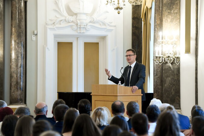 Rétvári Bence felszólal az ELTE Kárpát-medencei magyar nyári egyetemének megnyitóján (Fotó: MTI)