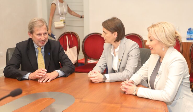 A régió minden államának az EU-ban a helye, jelentette ki a bővítési biztos. Johannes Hahn, Ana Brnabić és Jadranka Joksimović integrációs miniszter a tegnapi trieszti találkozón (Fotó: Beta)