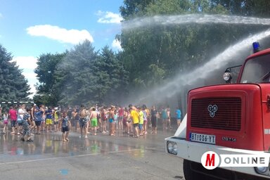 Bevetésen a helyi tűzoltók, oltják a hőség okozta „forró tábori hangulatot” (Kazinczy Paszterkó Diana felvétele)