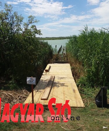 A Ludasi-tavon a Szúnyogcsárdánál lévő móló cseréjét a munkatábor résztvevői végzik (Fotó: Paszterkó Erika) A Ludasi-tavon a Szúnyogcsárdánál lévő móló cseréjét a munkatábor résztvevői végzik (Fotó: Paszterkó Erika)