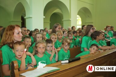 Táborozók az istentiszteleten (Kazinczy Paszterkó Diana felvétele)