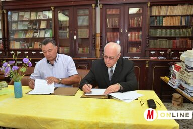 Szűgyi István és Hajnal Jenő aláírják a társalapítói szerződést (Lakatos János felvétele)