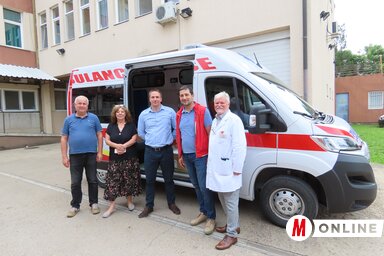 Az egészségház és az önkormányzat képviselői az új mentőkocsival (Csincsik Zsolt felvétele)