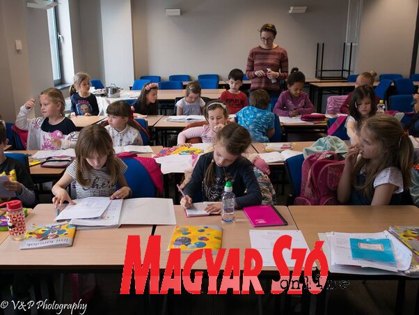 Egy tanítási nap a dublini hétvégi magyar iskolában – Tamara az elsősök házi feladatát ellenőrzi